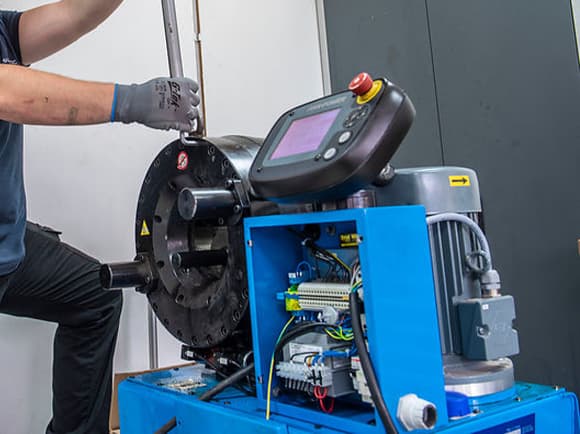 SAV des machines à sertir sur le site de Supratec Enomax Bondoufle